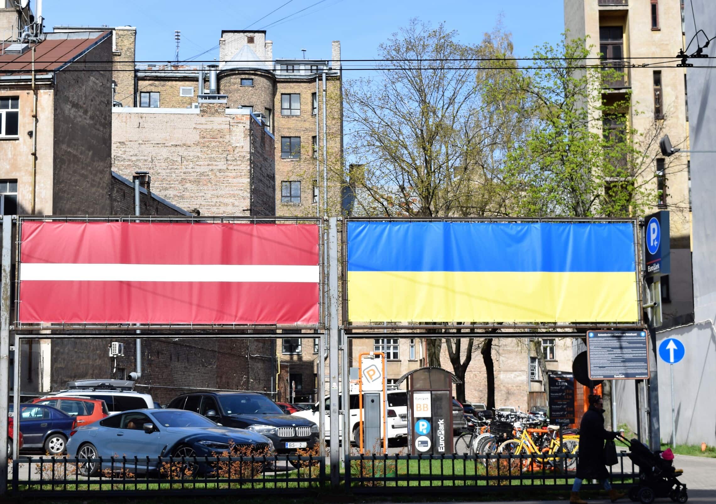 דגל אוקראינה ודגל לטביה ברחובות ריגה (צילום: שאול אדר)
