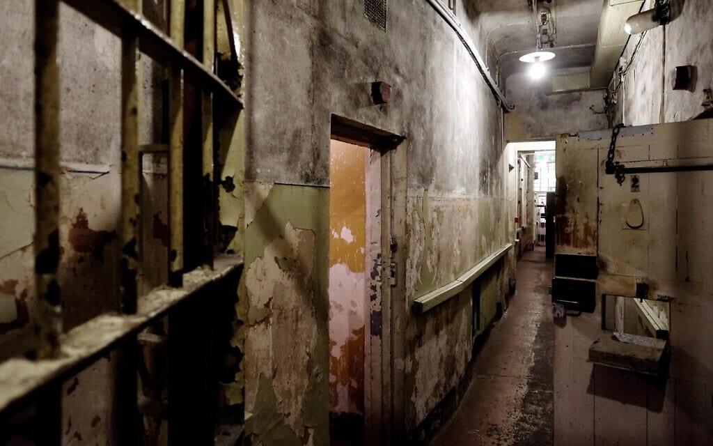 תאי הכליאה במרתף של בניין הקג"ב שהפך למוזאון בריגה, לטביה (צילום: Eddie Gerald / Alamy)