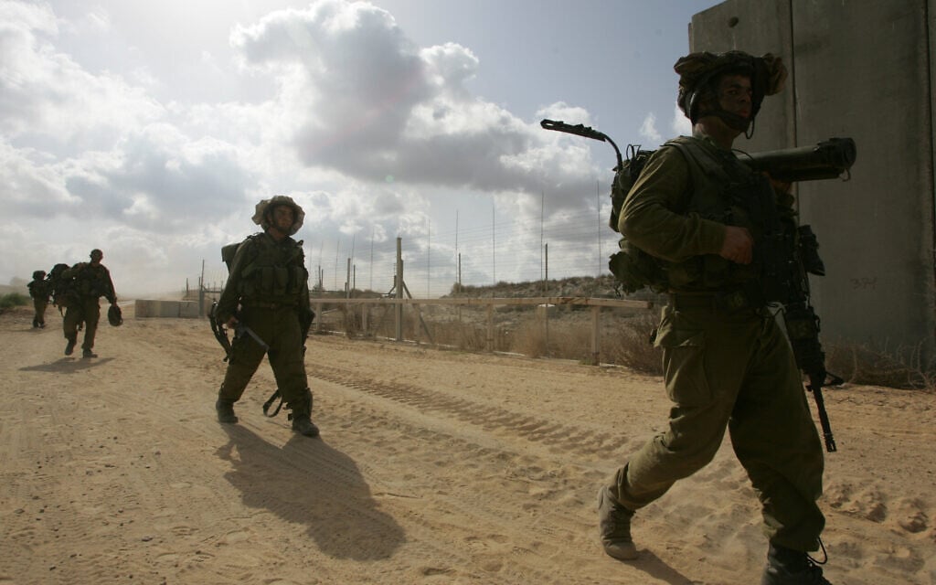 חיילי צה&quot;ל בגבול רצועת עזה, ליד מחסום ארז, אוקטובר 2007 (צילום: אדי ישראל/פלאש90)