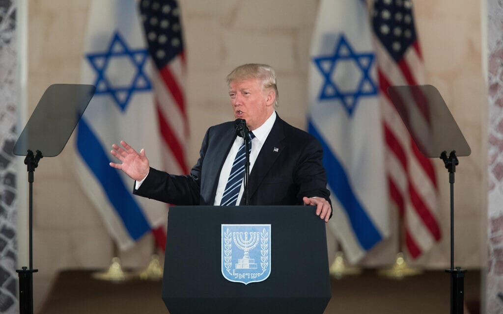 נשיא ארצות הברית דונלד טראמפ נואם במוזיאון ישראל בירושלים, 23 במאי 2017 (צילום: יונתן זינדל/פלאש 90) נשיא ארצות הברית דונלד טראמפ נואם במוזיאון ישראל בירושלים, 23 במאי 2017 (צילום: יונתן זינדל/פלאש 90)