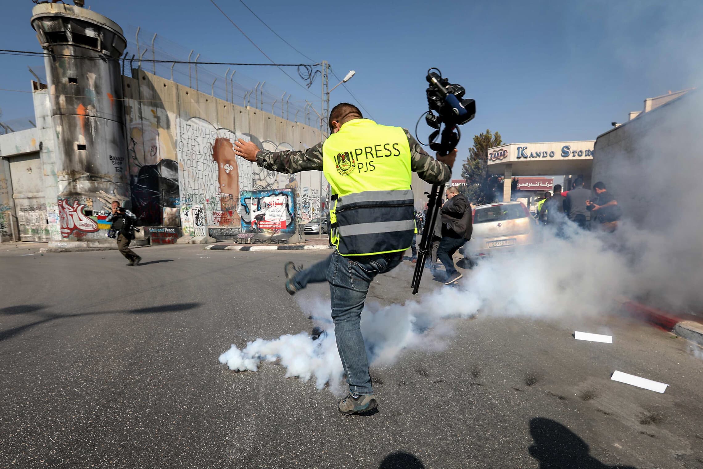 שוטר מג&quot;ב יורה לעבר עיתונאי בבית לחם, 17 בנובמבר 2019 (צילום: Wisam Hashlamoun/Flash90)
