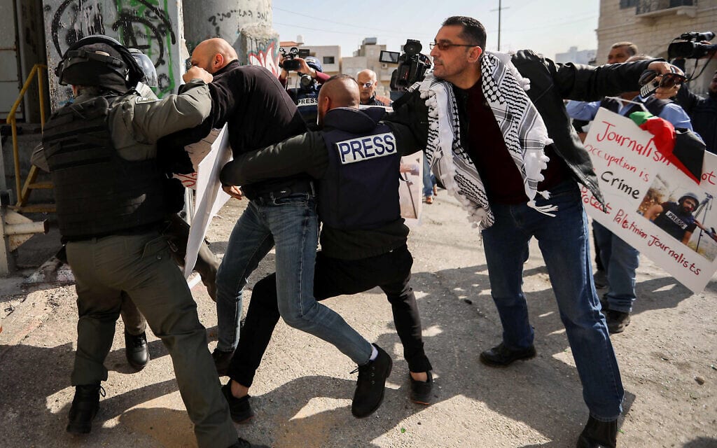 שוטרי מג"ב עוצרים עיתונאי פלסטיני במהלך הפגנות בבית לחם, 17 בנובמבר 2019 (צילום: Wisam Hashlamoun/Flash90)