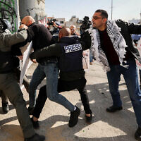 שוטרי מג"ב עוצרים עיתונאי פלסטיני במהלך הפגנות בבית לחם, 17 בנובמבר 2019 (צילום: Wisam Hashlamoun/Flash90)