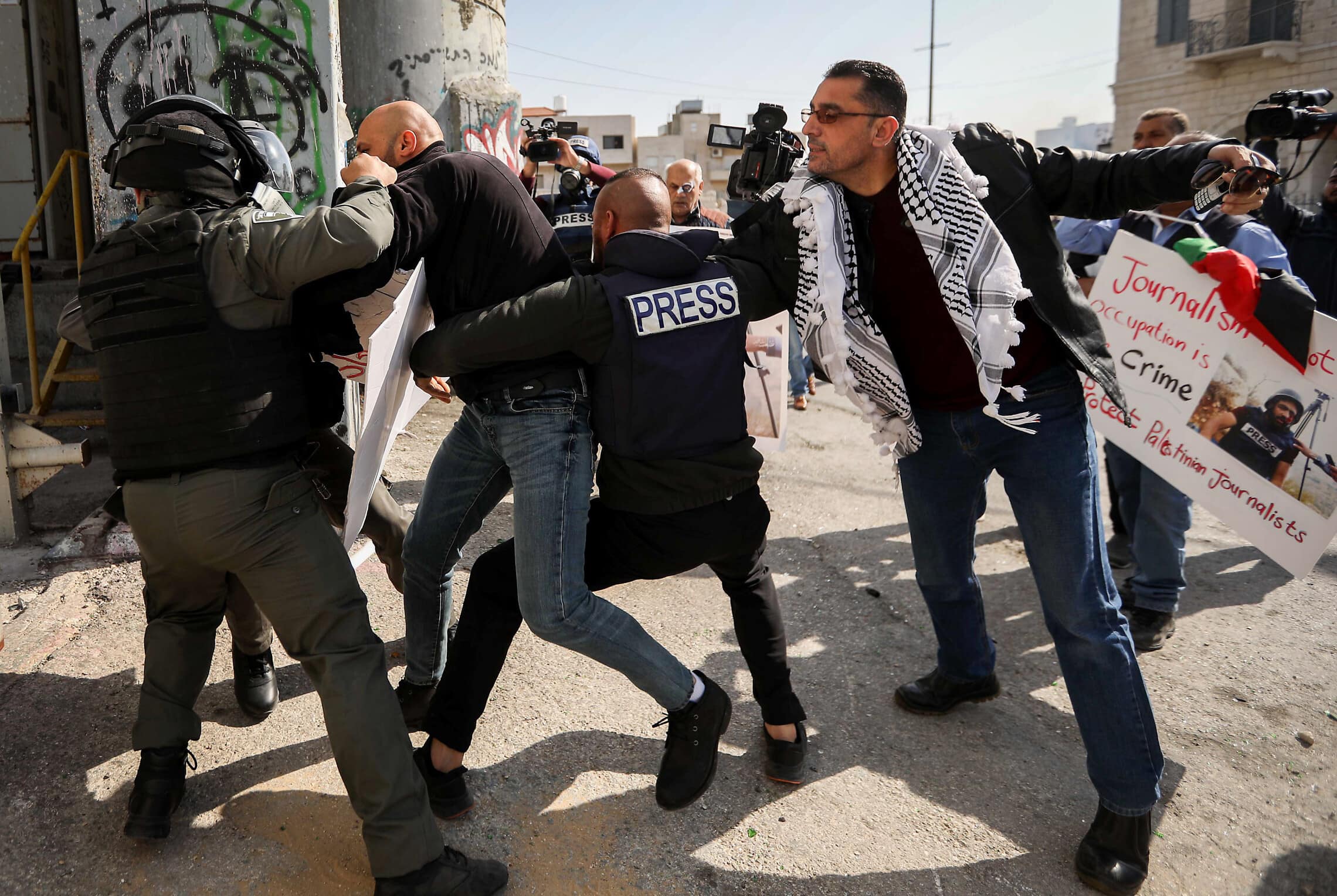 שוטרי מג&#8221;ב עוצרים עיתונאי פלסטיני במהלך הפגנות בבית לחם, 17 בנובמבר 2019 (צילום: Wisam Hashlamoun/Flash90)