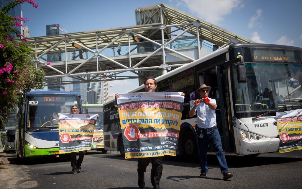 נהגי אוטובוס חוסמים את צומת עזריאלי במחאה על תנאי העסקתם, 12 בספטמבר 2021 (צילום: מרים אלסטר / פלאש 90)