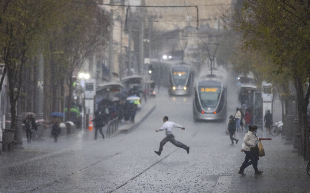 גשם ברחוב יפו במרכז ירושלים, 29 בדצמבר 2021 (צילום: אוליבייה פיטוסי/פלאש90)