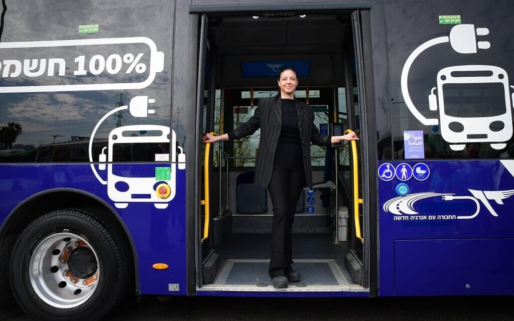 שרת התחבורה מרב מיכאלי במסוף רידינג בתל אביב, בחנוכת אוטובוסים חשמליים של דן. 22 בפברואר 2022 (צילום: Avshalom sassoni/Flash90)