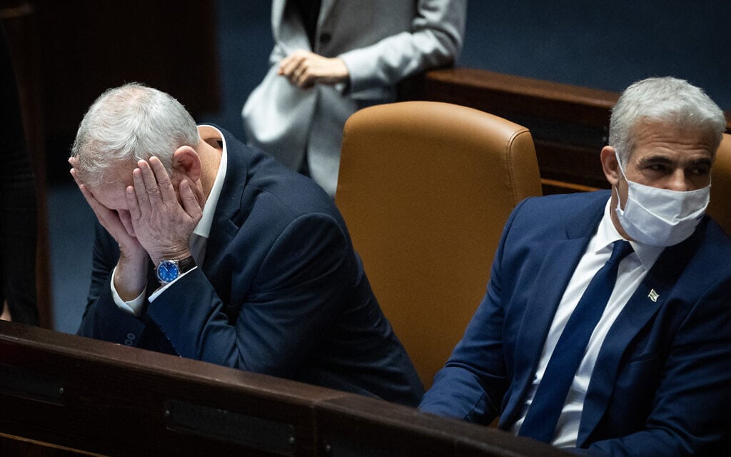יאיר לפיד ובני גנץ במליאת הכנסת, 28 בפברואר 2022 (צילום: יונתן זינדל/פלאש90)