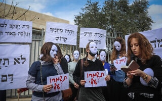 נשים ונערות חרדיות מפגינות נגד תקיפות מיניות בקהילה מחוץ לבית ספר ברמת שלמה, 7 במרץ 2022 (צילום: יונתן זינדל, פלאש 90)