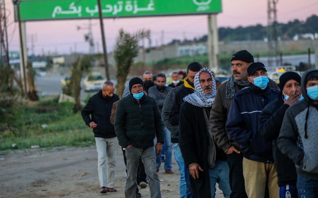 עובדים פלסטינים מעזה מחכים במעבר ארז, 13 במרץ 2022 (צילום: Attia Muhammed/Flash90)