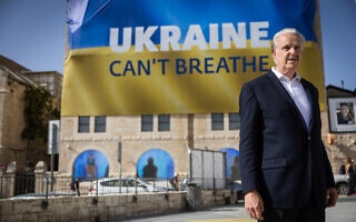 האוונגליסט הציוני מייק אוונס משיק הקמפיין שלו למען אוקראינה, ליד מוזיאון ידידי ישראל בירושלים, 4 באפריל 2022 (צילום: Yonatan Sindel/Flash90)