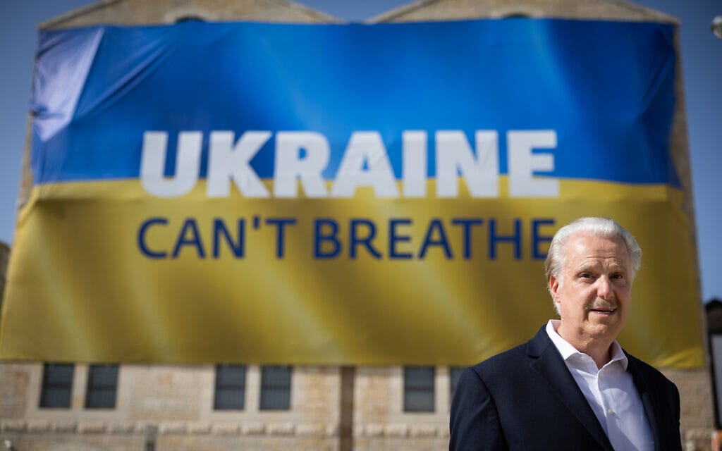 האוונגליסט הציוני מייק אוונס משיק הקמפיין שלו למען אוקראינה, ליד מוזיאון ידידי ישראל בירושלים, 4 באפריל 2022 (צילום: Yonatan Sindel/Flash90)