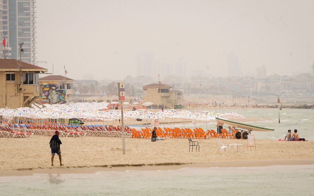 חוף הים בתל אביבב במהלך סופת חול, 24 באפריל 2022 (צילום: אבשלום ששוני/פלאש90)