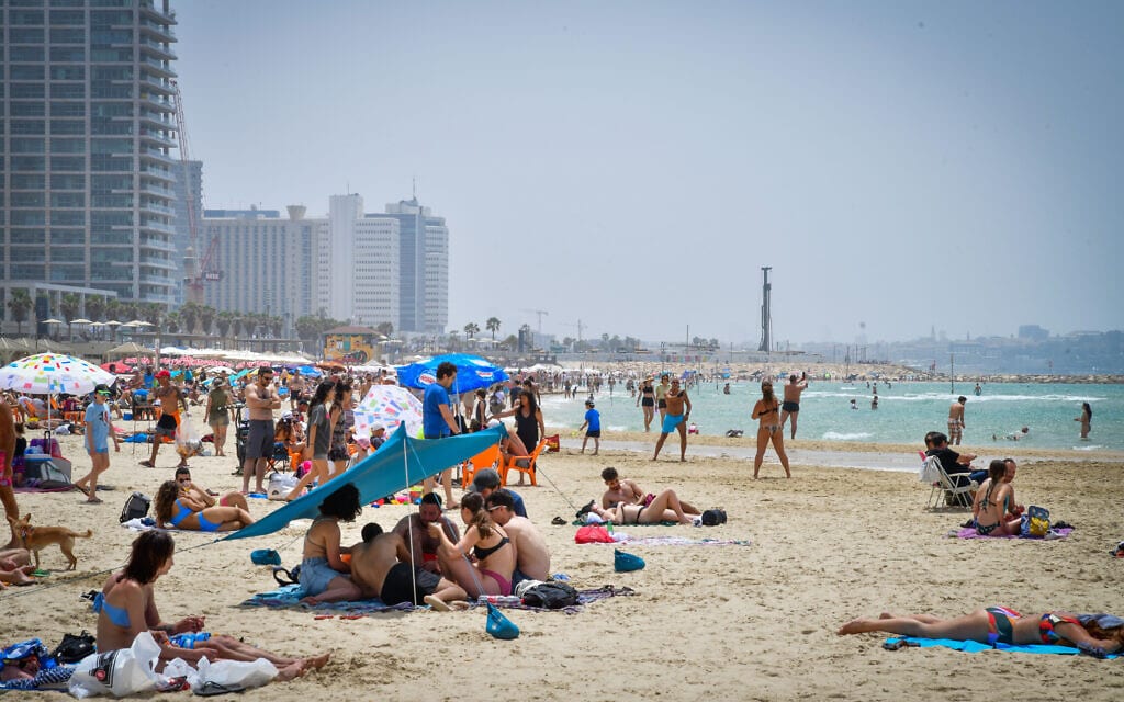 חוף הים בתל אביב, 30 באפריל 2022 (צילום: אבשלום ששוני, פלאש 90)