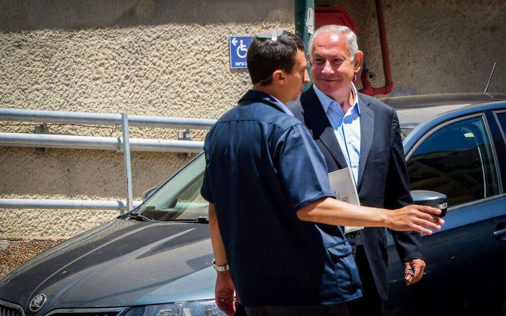 ראש האופוזיציה בנימין נתניהו ליד מצודת זאב בתל אביב, 8 במאי 2022 (צילום: אבשלום ששוני, פלאש 90) ראש האופוזיציה בנימין נתניהו ליד מצודת זאב בתל אביב, 8 במאי 2022 (צילום: אבשלום ששוני, פלאש 90)