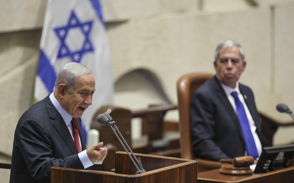 ראש האופוזיציה בנימין נתניהו נואם במליאת הכנסת; משמאלו – יושב ראש הכנסת מיקי לוי, 9 במאי 2022 (צילום: יונתן זינדל, פלאש 90)