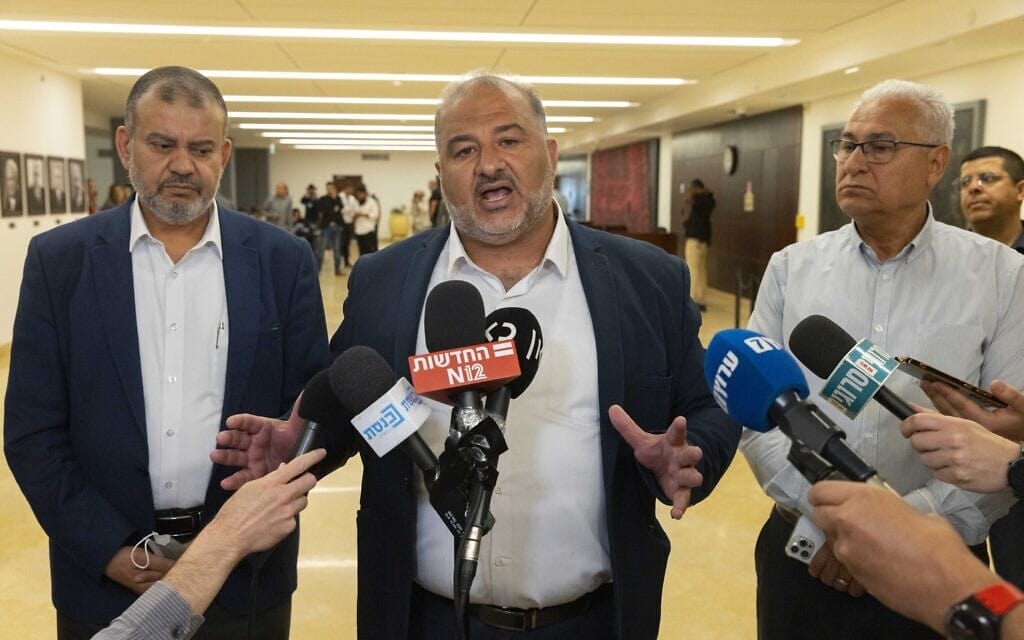 יו&quot;ר רע&quot;ם מנסור עבאס במסיבת עיתונאים בכנסת כשלצידו מאזן גנאים ווליד טאהא, 11 במאי 2022 (צילום: אוליבייה פיטוסי/פלאש90)