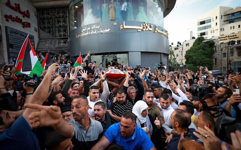 פלסטינים נושאים את גופתה של שירין אבו עאקלה ברמאללה, 11 במאי 2022 (צילום: פלאש 90)