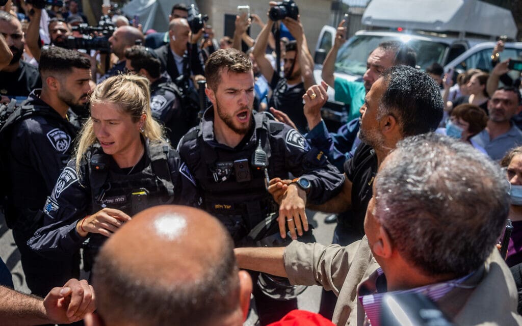 שוטרים ישראלים דוחפים אזרחים ליד ארונה של כתבת אל ג׳זירה שירין אבו עאקלה, 13 במאי 2022 (צילום: יהונתן זינדל/פלאש90)