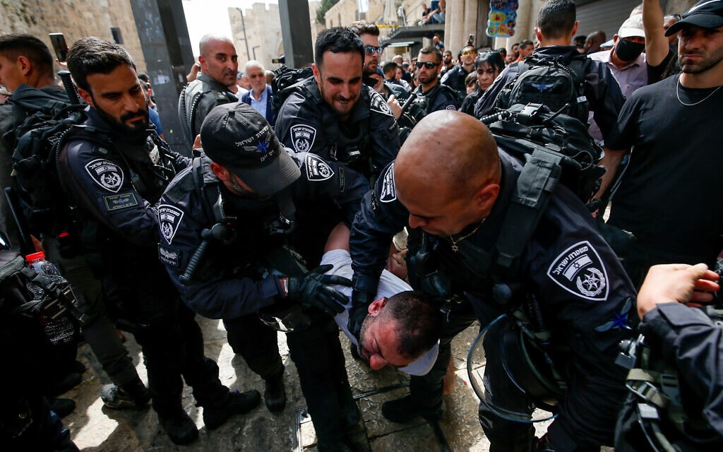 שוטרים ישראלים מתעמתים עם אזרחים ליד ארונה של כתבת אל ג'זירה שירין אבו עאקלה, 13 במאי 2022 (צילום: Jamal Awadl/Flash90)