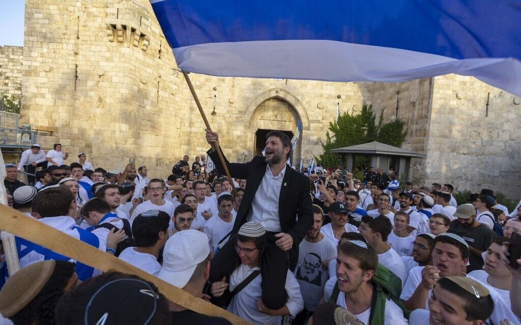 משתתפי צעדת הדגלים נושאים את ח"כ בצלאל סמוטריץ' על כתפיהם בשער שכם בירושלים, 29 במאי 2022 (צילום: אוליבייה פיטוסי/פלאש90)