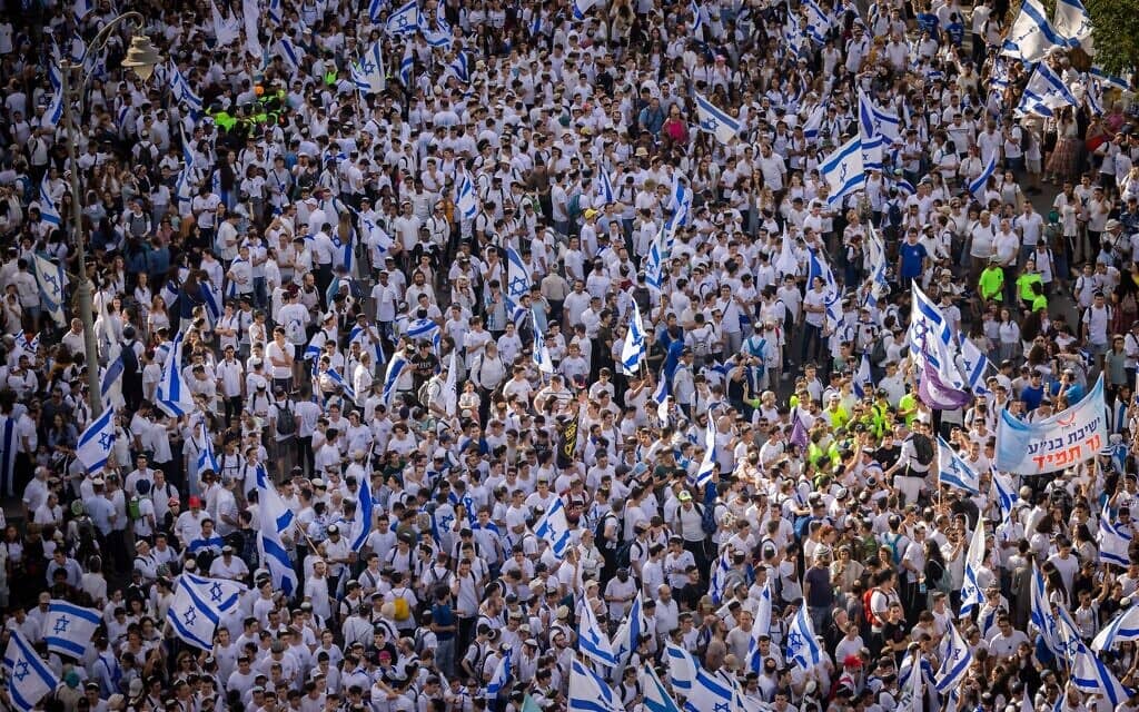 אלפי משתתפים בצעדת הדגלים במזרח ירושלים, 29 במאי 2022 (צילום: יונתן זינדל/פלאש90)