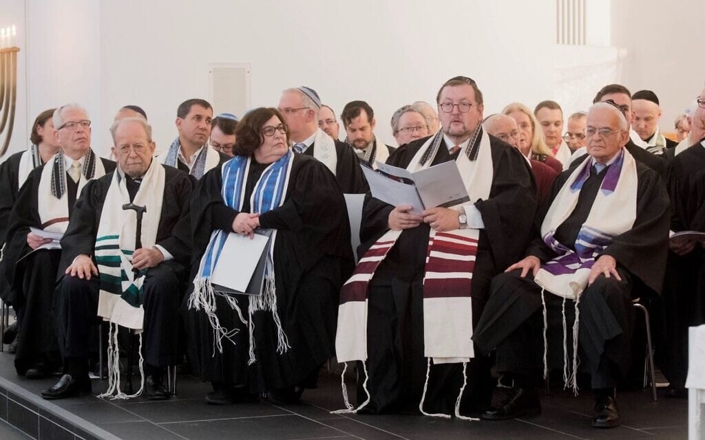 הרב ולטר הומולקה (שני מימין) ומנהיגים ליברליים ורפורמים נוספים, בית הכנסת של הקהילה היהודית הליברלית בהאנובר, גרמניה, 1 בדצמבר 2016 (צילום: Julian Stratenschulte/picture alliance via Getty Images)