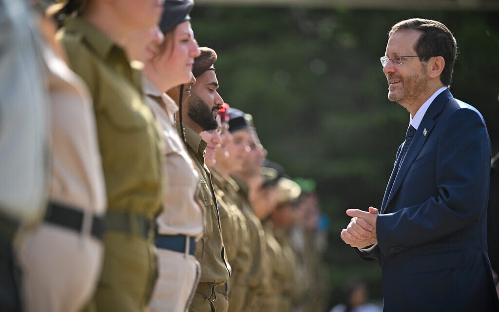 נשיא המדינה יצחק הרצוג פוגש את החיילים המצטיינים לקראת יום העצמאות במשכן הנשיא,  3 במאי 2022 (צילום: קובי גדעון/ לע״מ)