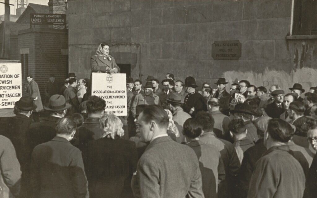 דוברת נגד אנטישמיות בהפגנה בדרך רידלי בלונדון, 1948 (צילום: Courtesy Community Security Trust)