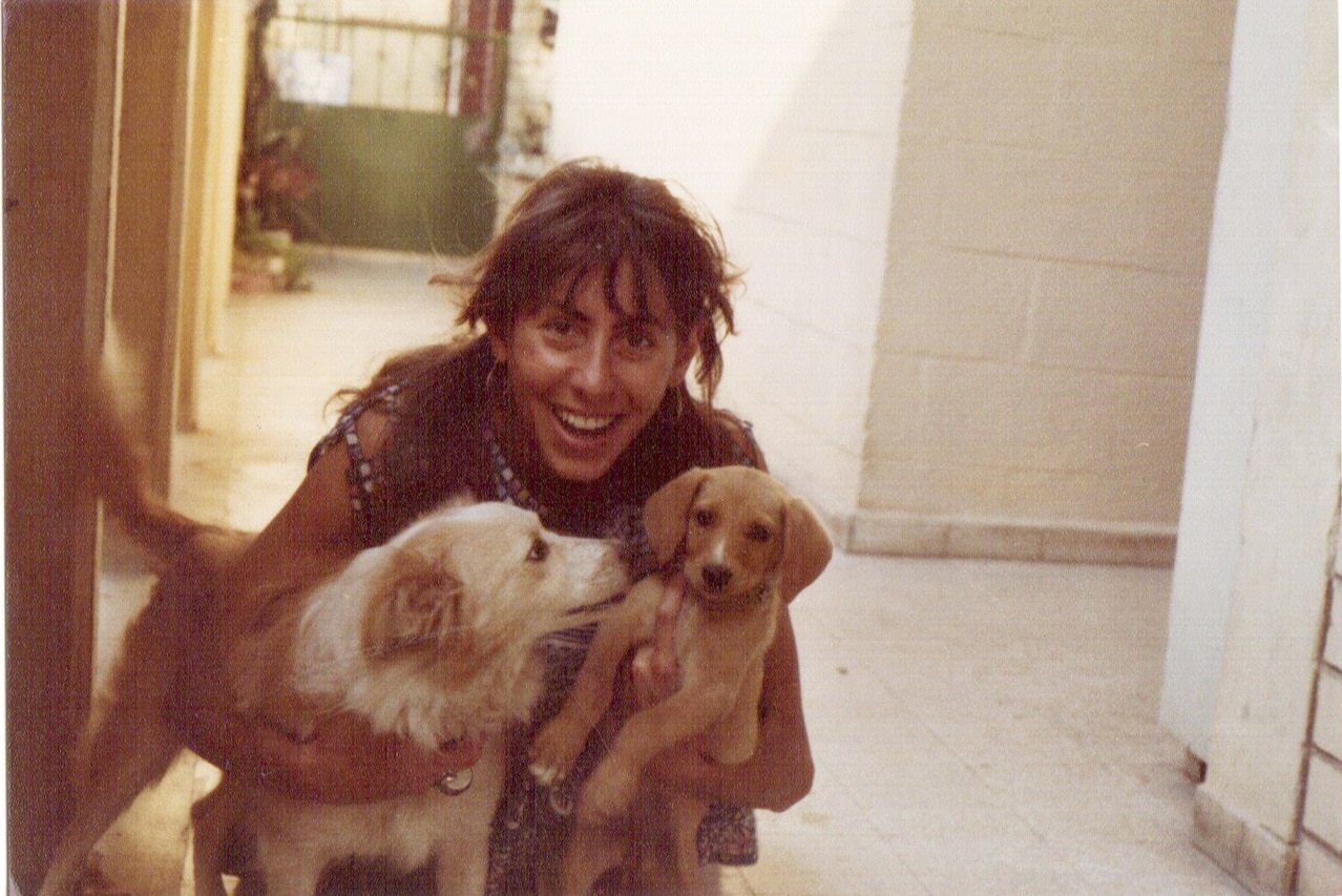 לסלי לסינשקי, הכלבה &quot;טון טון&quot; והגורה יולי, יולי 1985 (צילום: רותי בית־אור)