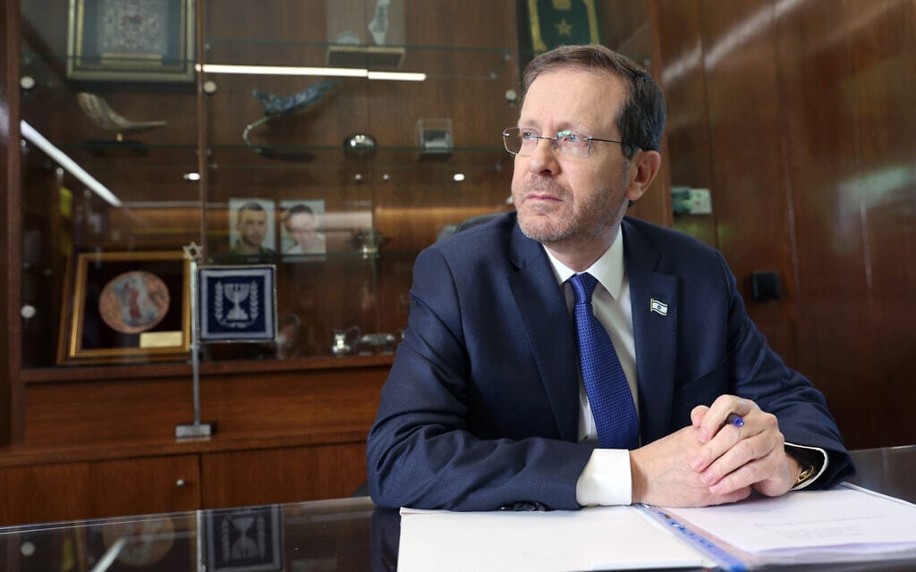 נשיא המדינה יצחק הרצוג בבית הנשיא,14 באפריל 2022 (צילום: אריאל ירוזולימסקי עבור זמן ישראל) נשיא המדינה יצחק הרצוג בבית הנשיא,14 באפריל 2022 (צילום: אריאל ירוזולימסקי עבור זמן ישראל)