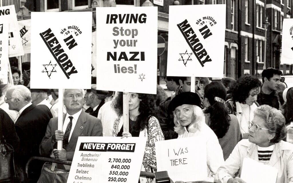 הפגנה נגד העסקתו של דיוויד ארווינג, אנטישמי ומכחיש שואה, בהמשך להעסקתו על ידי הסאנדיי טיימס בבריטניה, 1992 (צילום: Courtesy Community Security Trust)