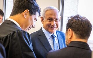 בנימין נתניהו ופרקליטיו בבית המשפט המחוזי בירושלים, 10 במאי 2022 (צילום: אורן בן חקון/פול) בנימין נתניהו ופרקליטיו בבית המשפט המחוזי בירושלים, 10 במאי 2022 (צילום: אורן בן חקון/פול)