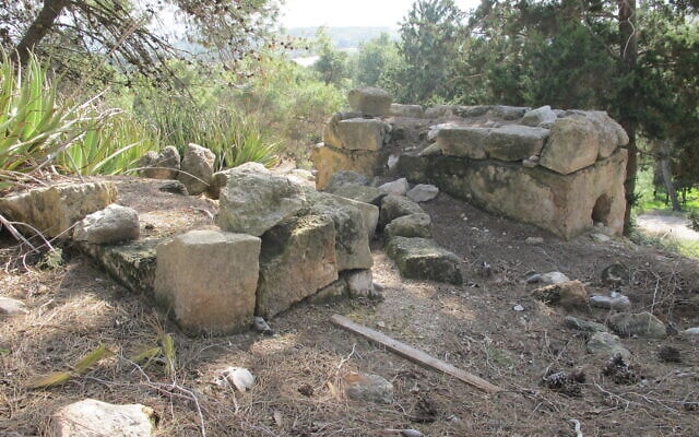שתי מצבות קבורה משרידיו האחרונים של בית הקברות בספוריה (צילום: מיכאל יעקובסון / ויקיפדיה)