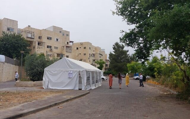 אוהל שהוקם לצורך קבלת פני המנחמים בשבעה על מותו של ויאצ&#039;סלב דניאל גולב, בבית משפחתו בבית שמש. מאי 2022 (צילום: עומר שרביט)