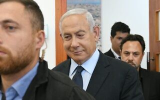 בנימן נתניהו בכניסה לאולם בית המשפט המחוזי בו מתנהל משפטו הפלילי, 10 במאי 2022 (צילום: ראובן קסטרו/פול) בנימן נתניהו בכניסה לאולם בית המשפט המחוזי בו מתנהל משפטו הפלילי, 10 במאי 2022 (צילום: ראובן קסטרו/פול)