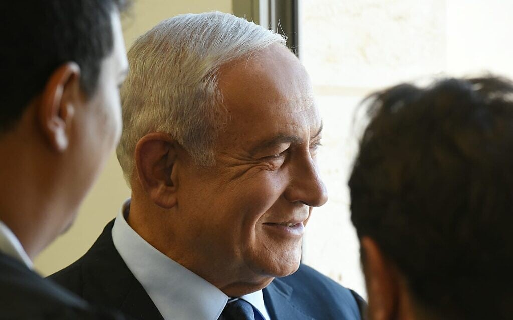 בנימין נתניהו עם פרקליטיו בבית המשפט המחוזי בירושלים, 10 במאי 2022 (צילום: ראובן קסטרו/פול)