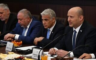 ראש הממשלה נפתלי בנט והשרים יאיר לפיד ואביגדור ליברמן בישיבת הממשלה השבועית, 22 במאי 2022 (צילום: חיים צח / לע"מ) ראש הממשלה נפתלי בנט והשרים יאיר לפיד ואביגדור ליברמן בישיבת הממשלה השבועית, 22 במאי 2022 (צילום: חיים צח / לע"מ)