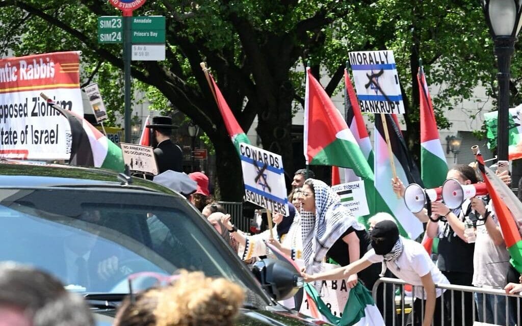 פעילים פרו-פלסטינים מתעמתים עם המשתתפים בצעדת התמיכה בישראל בניו יורק, 22 במאי 2022 (צילום: אלקסי רוזנפלד)