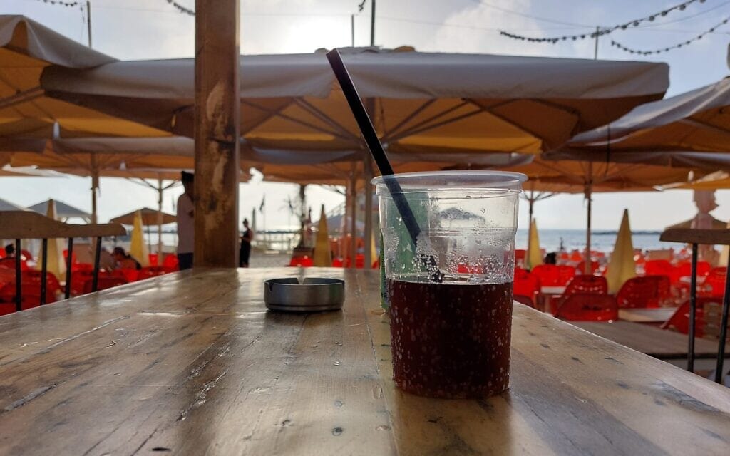 כוס פלסטיק חד פעמי במסעדת חוף בתל אביב. מאי 2022 (צילום: עומר שרביט)