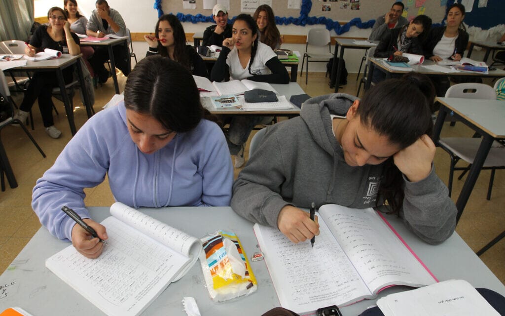 תלמידות יהודיות בבית שמש לומדים ערבית (צילום: נתי שוחט, פלאש 90)