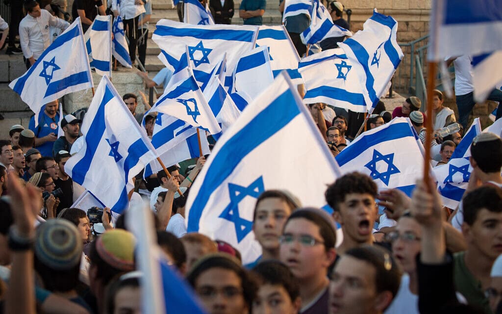 מאות צועדים עם דגלי ישראל בעיר העתיקה בירושלים, ביום ירושלים בצהריים, שעות לפני תחילתו הרשמית של מצעד הדגלים בבירה, 29.5.2022 (צילום: אוליבייר פיטוסי, פלאש 90) מאות צועדים עם דגלי ישראל בעיר העתיקה בירושלים, ביום ירושלים בצהריים, שעות לפני תחילתו הרשמית של מצעד הדגלים בבירה, 29.5.2022 (צילום: אוליבייר פיטוסי, פלאש 90)