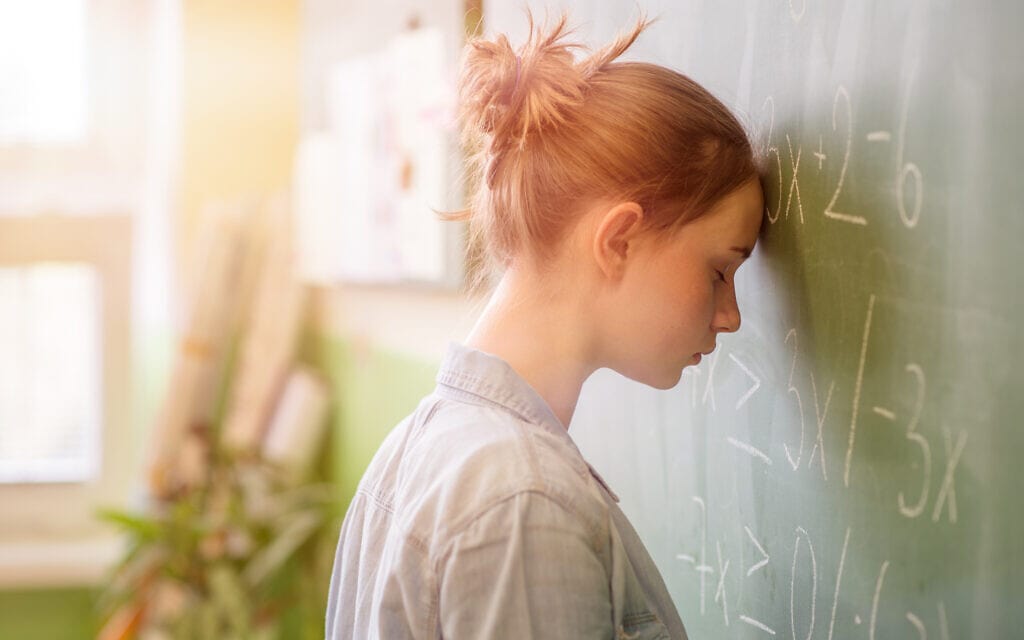 תלמידה מתקשה במתמטיקה, אילוסטרציה (צילום: AndreaObzerova / iStock)