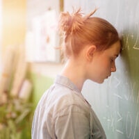 תלמידה מתקשה במתמטיקה, אילוסטרציה (צילום: AndreaObzerova / iStock)