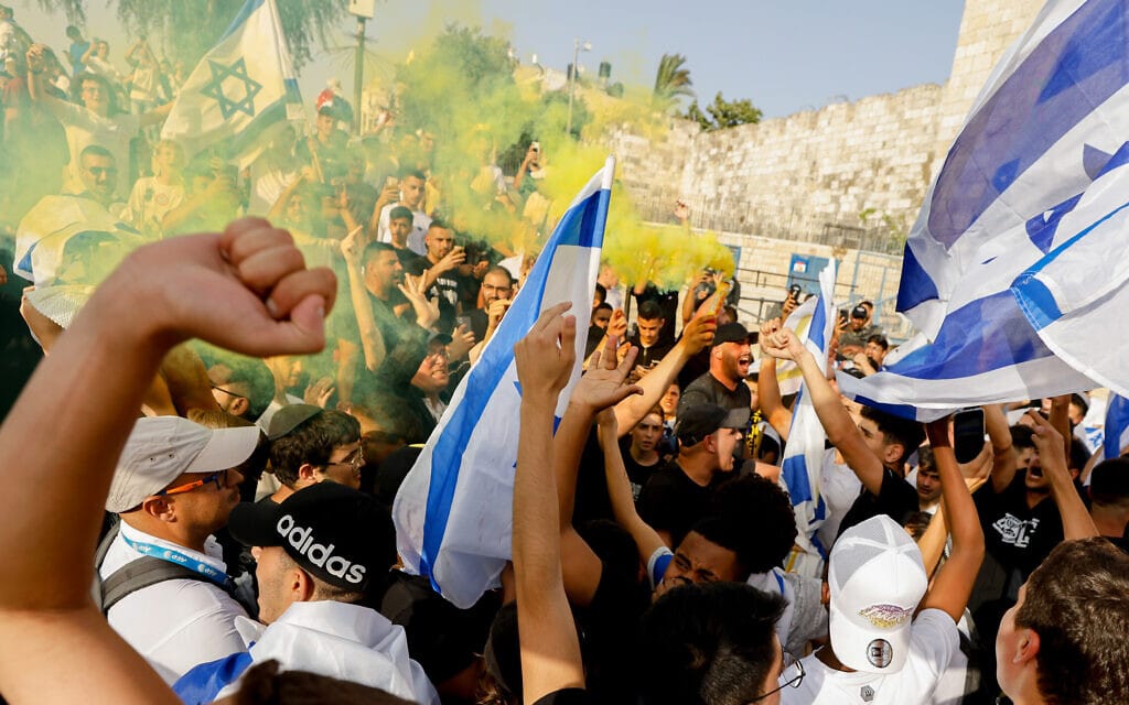 אוהדי לה פמיליה וחוגגים במצעד הדגלים בשער שכם, יום ירושלים 29.5.2022 (צילום: אוליבייה פיטוסי, פלאש 90)