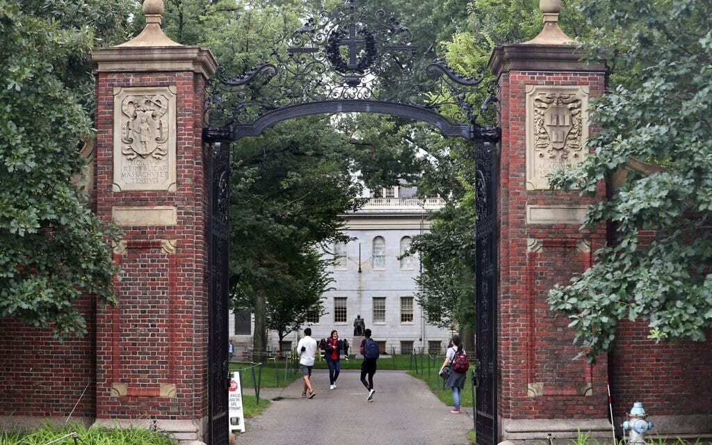 אילוסטרציה: סטודנטים בקמפוס של אוניברסיטת הרווארד בקיימברידג&#039;, מסצ&#039;וסטס, 16 בספטמבר 2021 (צילום: David L. Ryan/The Boston Globe via Getty Images/JTA)
