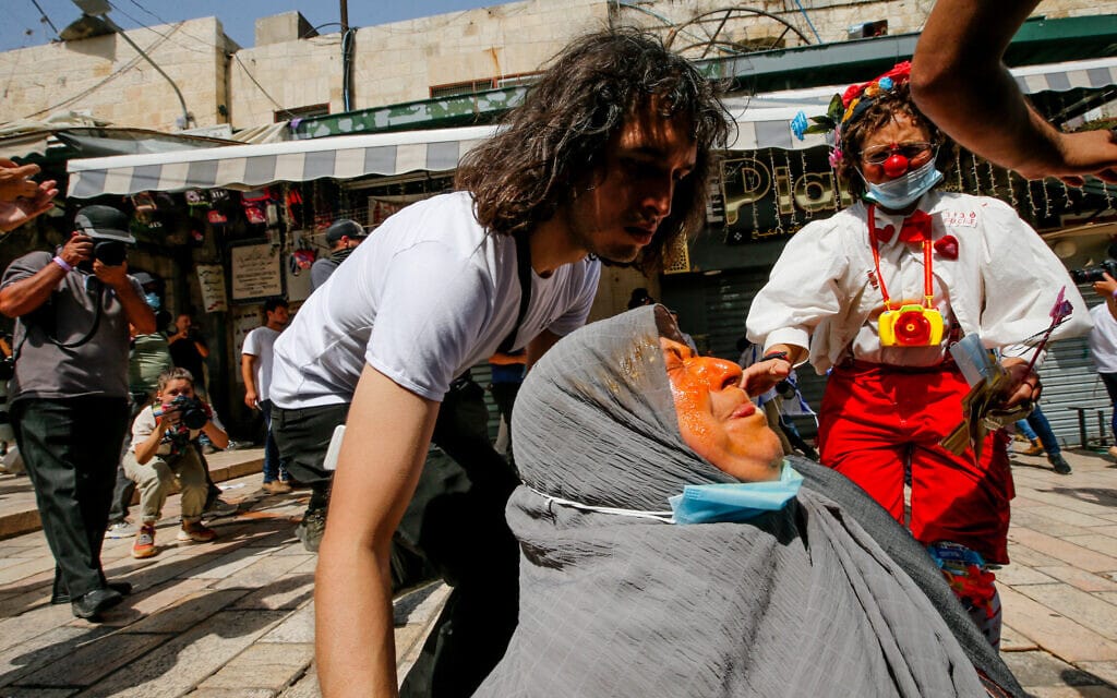 .פעילי שלום יהודים ופלסטינים מטפלים בפצועה פלסטינית במהומות יום ירושלים בשער דמשק, 29.5.2022 (צילום: ג'מאל עוואד, פלאש 90)
