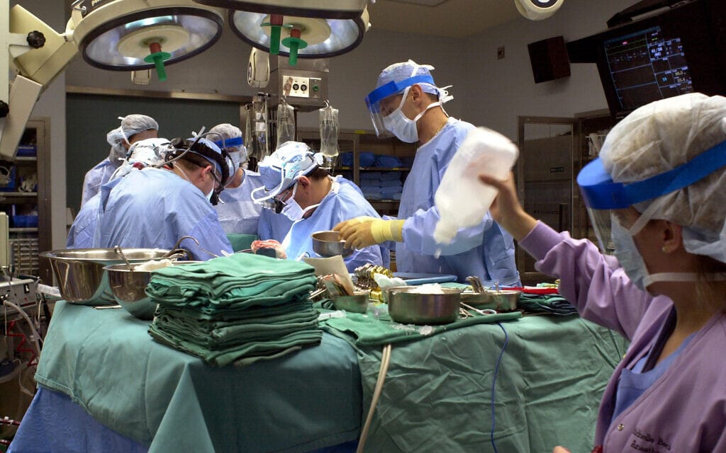 ניתוח השתלת לב באוהיו, ארה&quot;ב (צילום: AP Photo/Jamie-Andrea Yanak)
