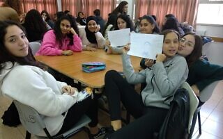 קבוצת לימוד אנגלית משותף יהודי-ערבי, חטיבת ביניים חילמי שאפעי בעכו (צילום: דוברות יוזמות אברהם)