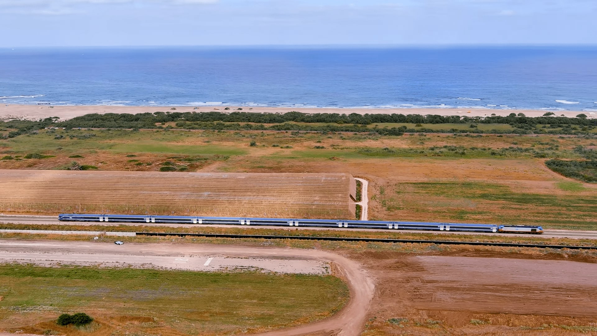 רכבת עוברת ליד מנחת הבונים (צילום: גלבוע צילום אווירי וקרקעי, צילום מסך)